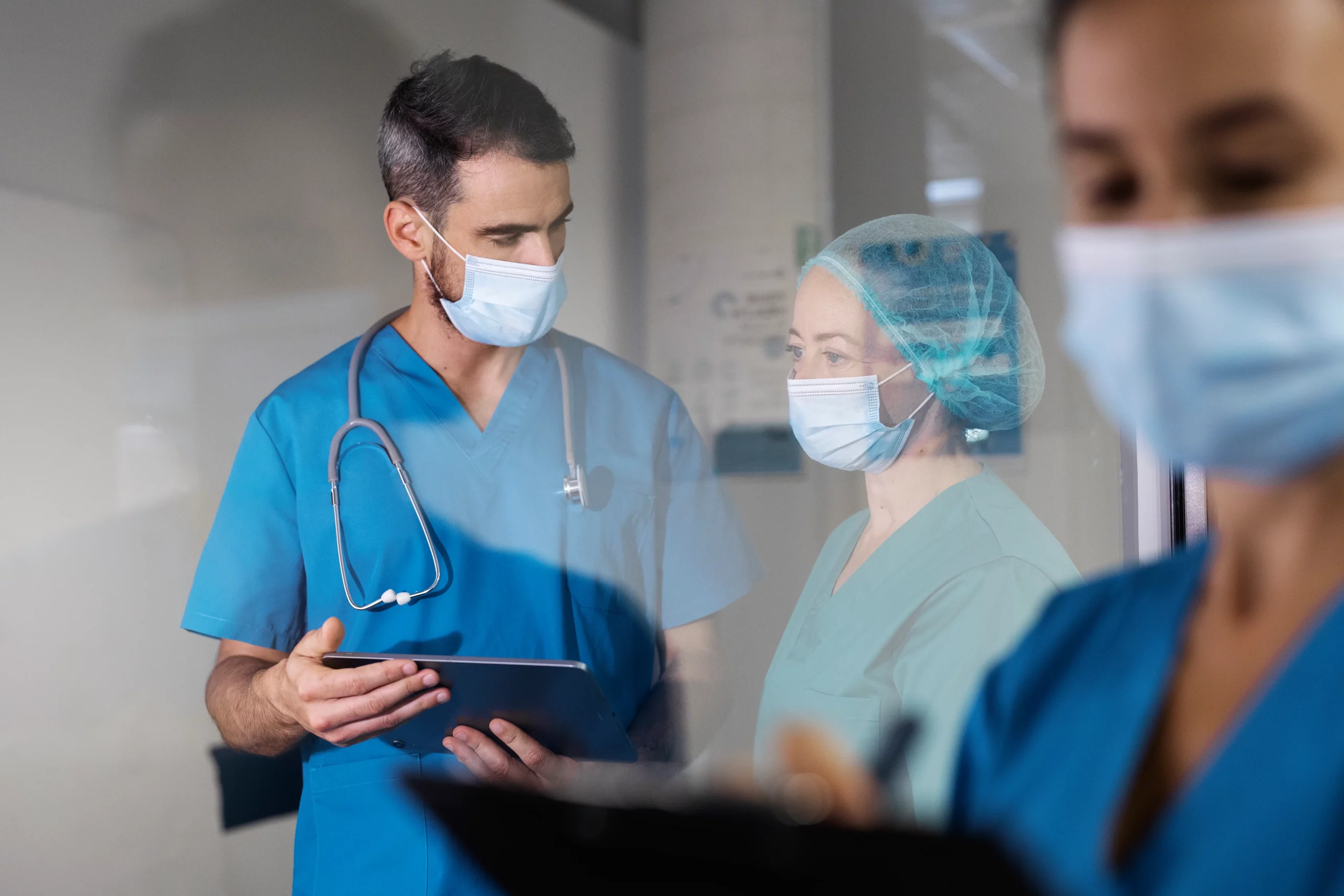 side-view-nurses-with-face-masks